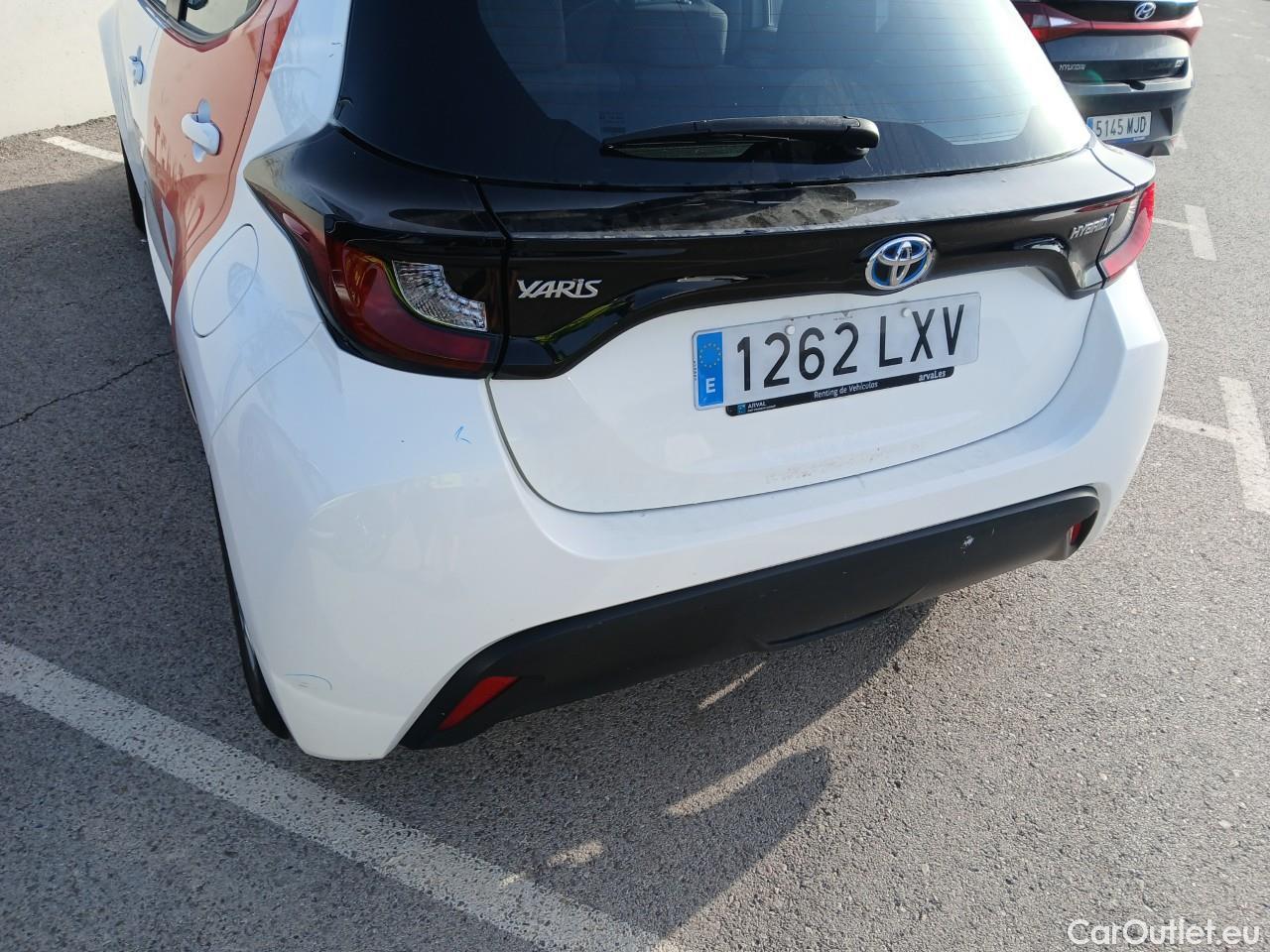  Toyota  Yaris TOYOTA  / 2020 / 5P / berlina con portón 1.5 120H Business Plus #16