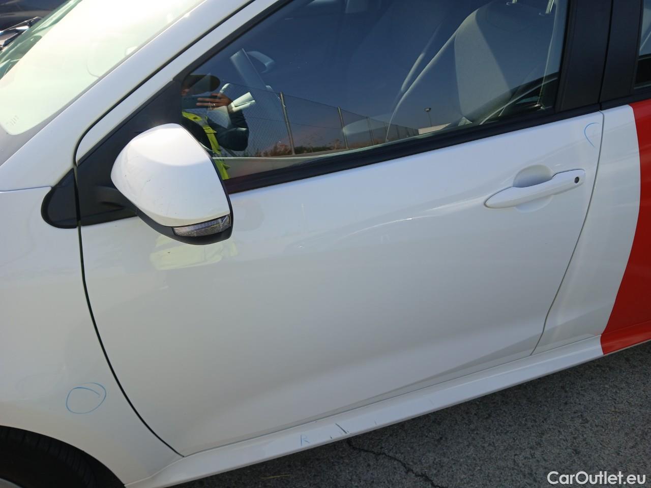  Toyota  Yaris TOYOTA  / 2020 / 5P / berlina con portón 1.5 120H Business Plus #12