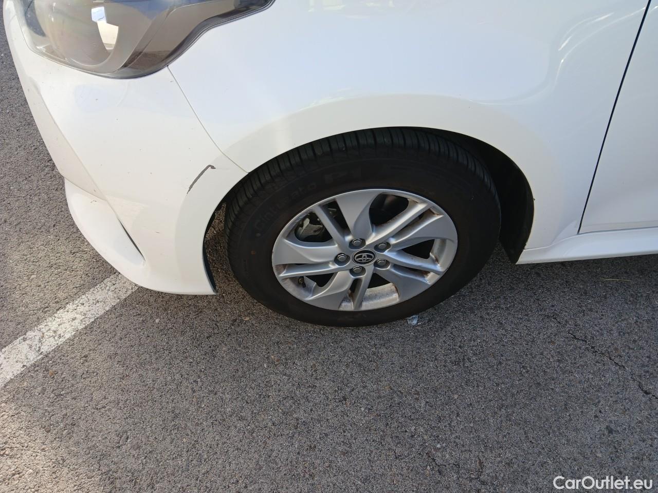  Toyota  Yaris TOYOTA  / 2020 / 5P / berlina con portón 1.5 120H Business Plus #2