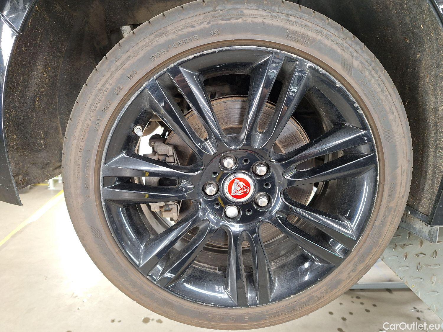  Jaguar  XE Jaguar,  FL'19, Jaguar  D200 Aut. R-Dynamic S 4d #1