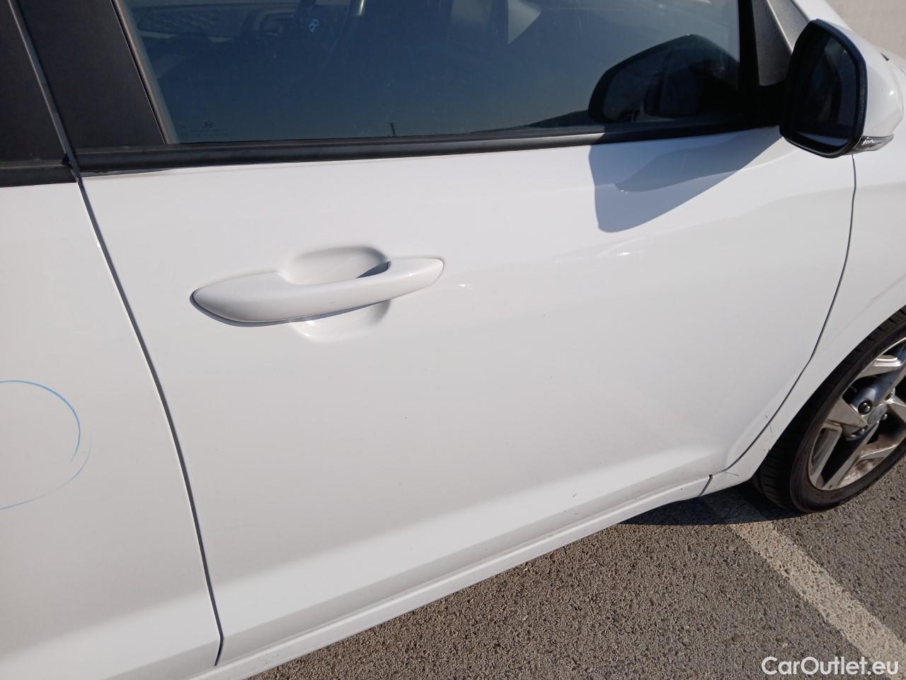  Hyundai  i10 HYUNDAI  / 2020 / 5P / berlina con portón 1.0 Klass #17