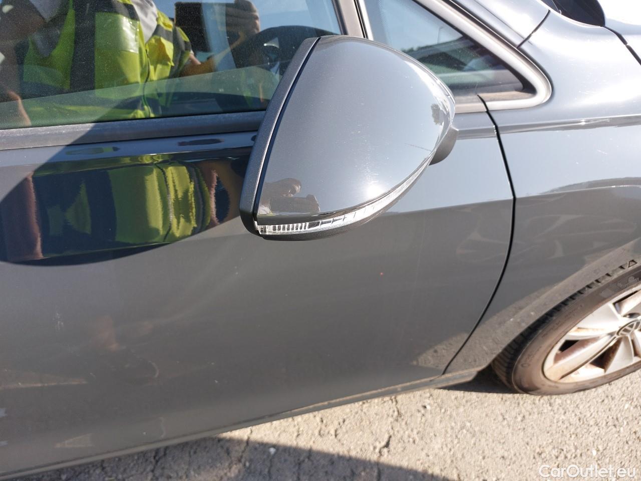  Volkswagen  Golf  VIII Berlina Life eTSI 1.0 TSI 110CV AT7 E6d #24