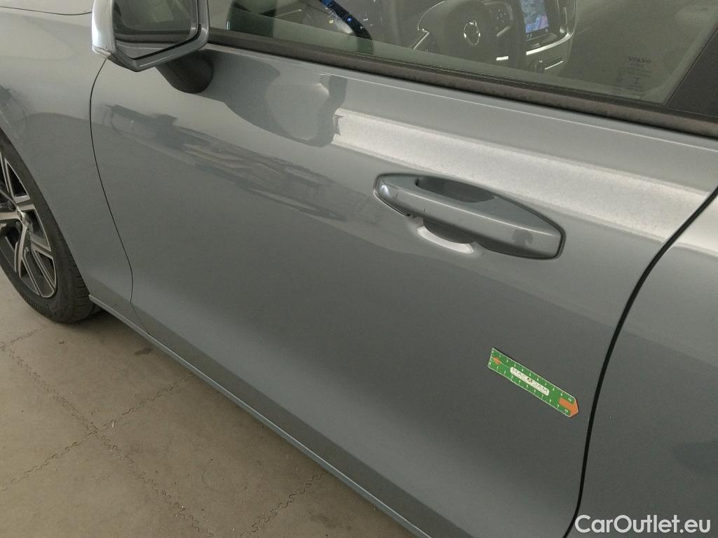  Volvo  V60 VOLVO  / 2018 / 5P / 2.0 B4 (D) Essential Auto #13