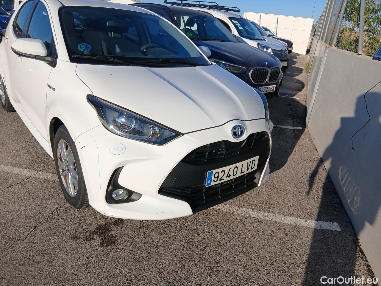  Toyota  Yaris TOYOTA  / 2020 / 5P / berlina con portón 1.5 120H Business Plus #6