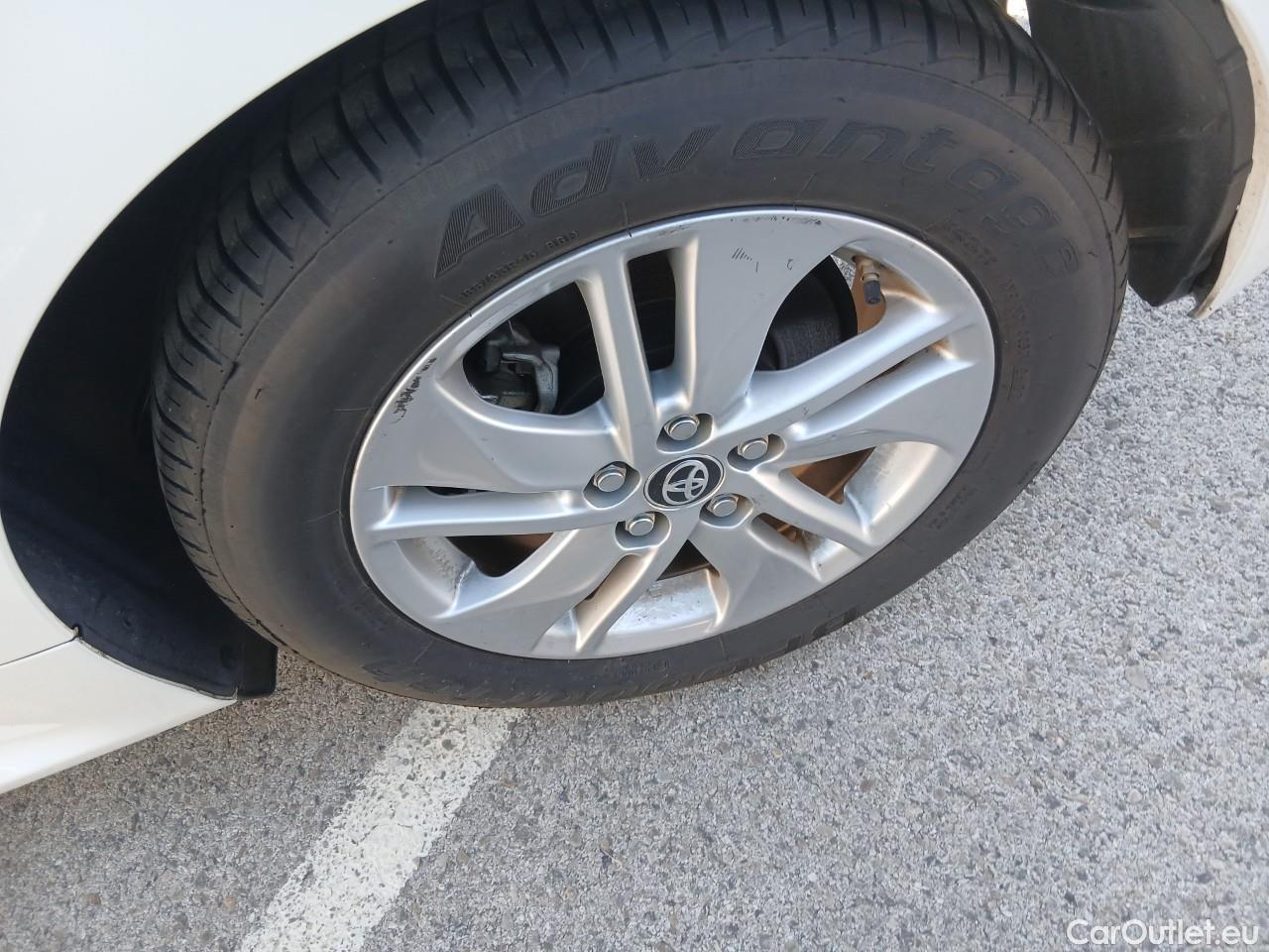  Toyota  Yaris TOYOTA  / 2020 / 5P / berlina con portón 1.5 120H Business Plus #29