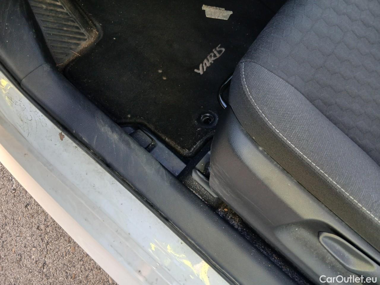  Toyota  Yaris TOYOTA  / 2020 / 5P / berlina con portón 1.5 120H Business Plus #1