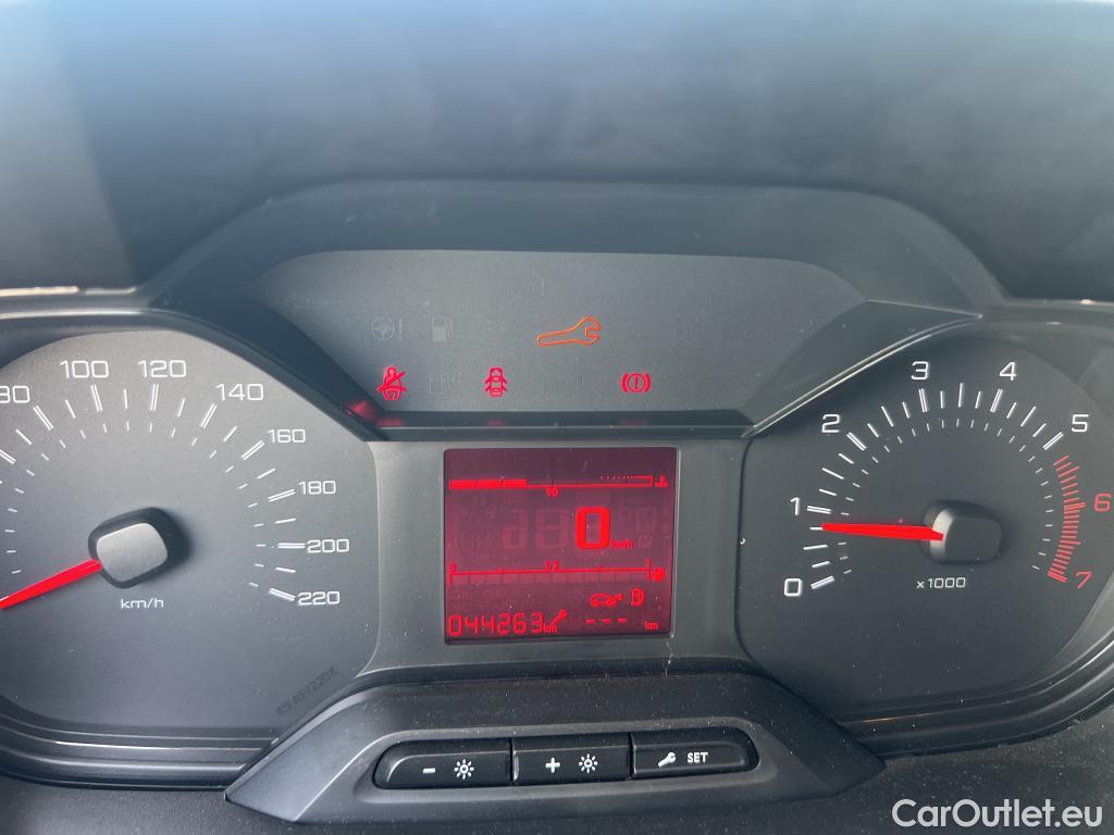  Peugeot  Partner PEUGEOT  / 2018 / 3P / furgón derivado de turismo Pro Standard 600kg BlueHDi 73kW #37
