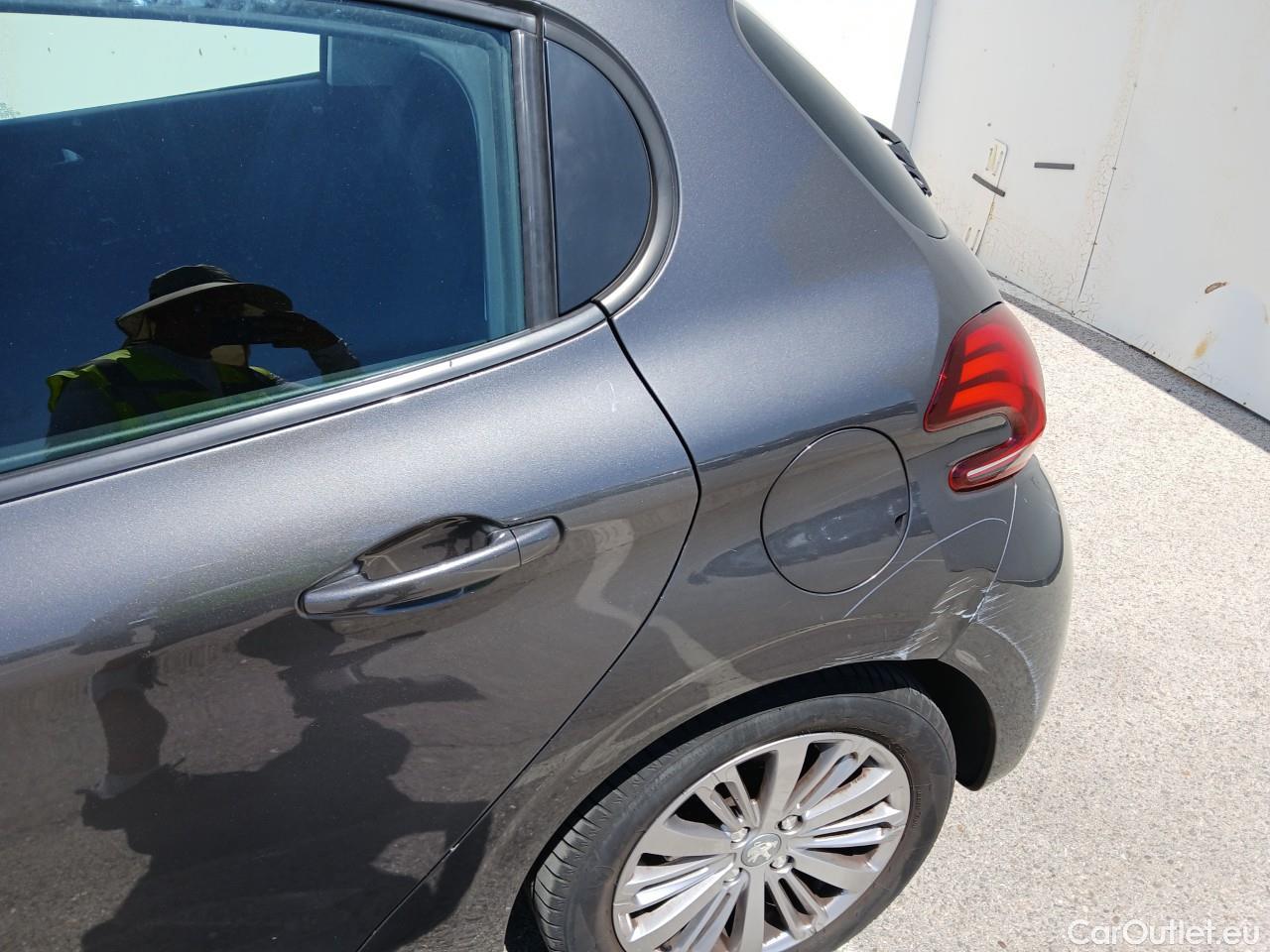  Peugeot  208 PEUGEOT  / 2015 / 5P / berlina con portón 5P Signature 1.2L PureTech 81KW (110CV) (AC) #27