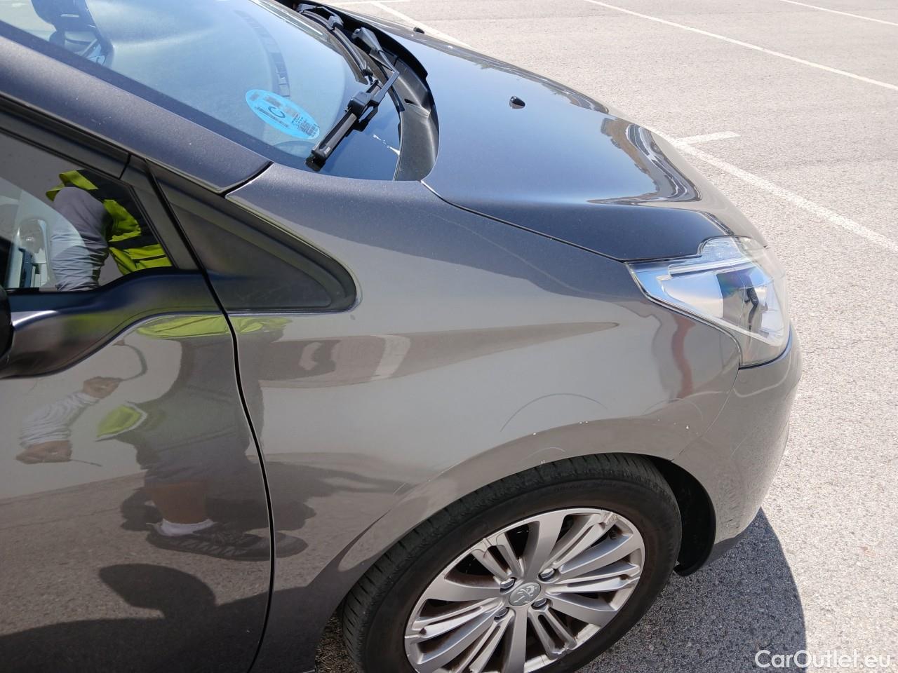  Peugeot  208 PEUGEOT  / 2015 / 5P / berlina con portón 5P Signature 1.2L PureTech 81KW (110CV) (AC) #41