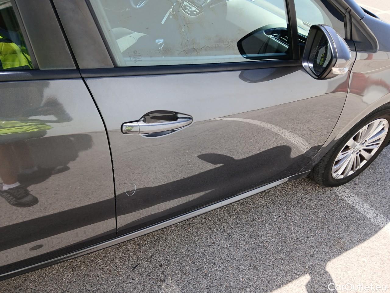  Peugeot  208 PEUGEOT  / 2015 / 5P / berlina con portón 5P Signature 1.2L PureTech 81KW (110CV) (AC) #38