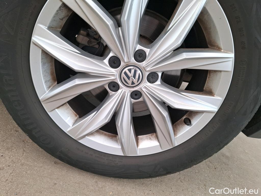  Volkswagen  Tiguan VOLKSWAGEN  / 2016 / 5P / SUV 1.5 TSI 150 EVO DSG7 Carat #9