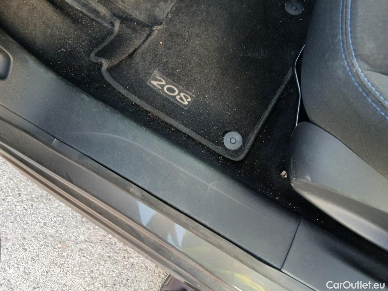  Peugeot  208 PEUGEOT  / 2015 / 5P / berlina con portón 5P Signature 1.2L PureTech 81KW (110CV) (AC) #4