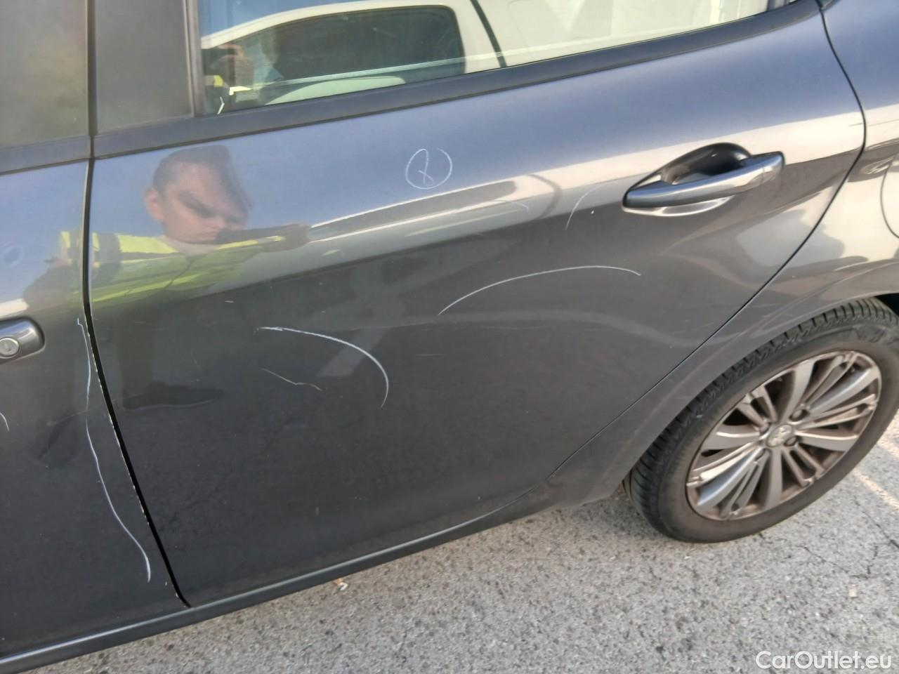  Peugeot  208 PEUGEOT  / 2015 / 5P / berlina con portón 5P Signature 1.2L PureTech 81KW (110CV) (AC) #16