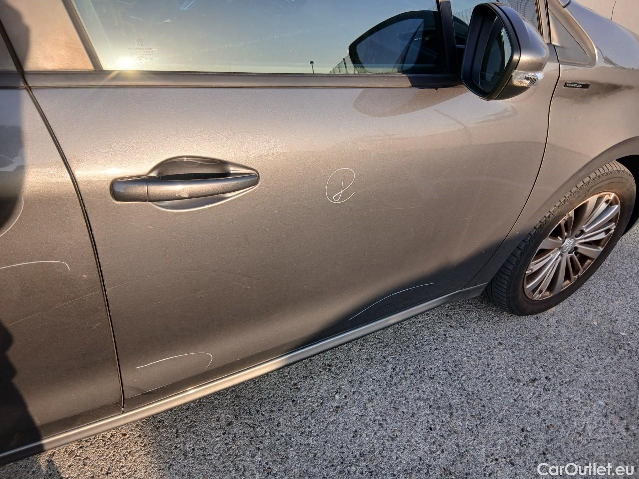  Peugeot  208 PEUGEOT  / 2015 / 5P / berlina con portón 5P Signature 1.2L PureTech 81KW (110CV) (AC) #32
