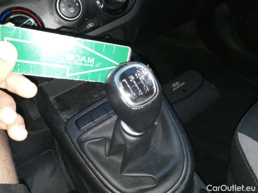 Hyundai  i10 HYUNDAI  / 2020 / 5P / berlina con portón 1.0 Klass #3