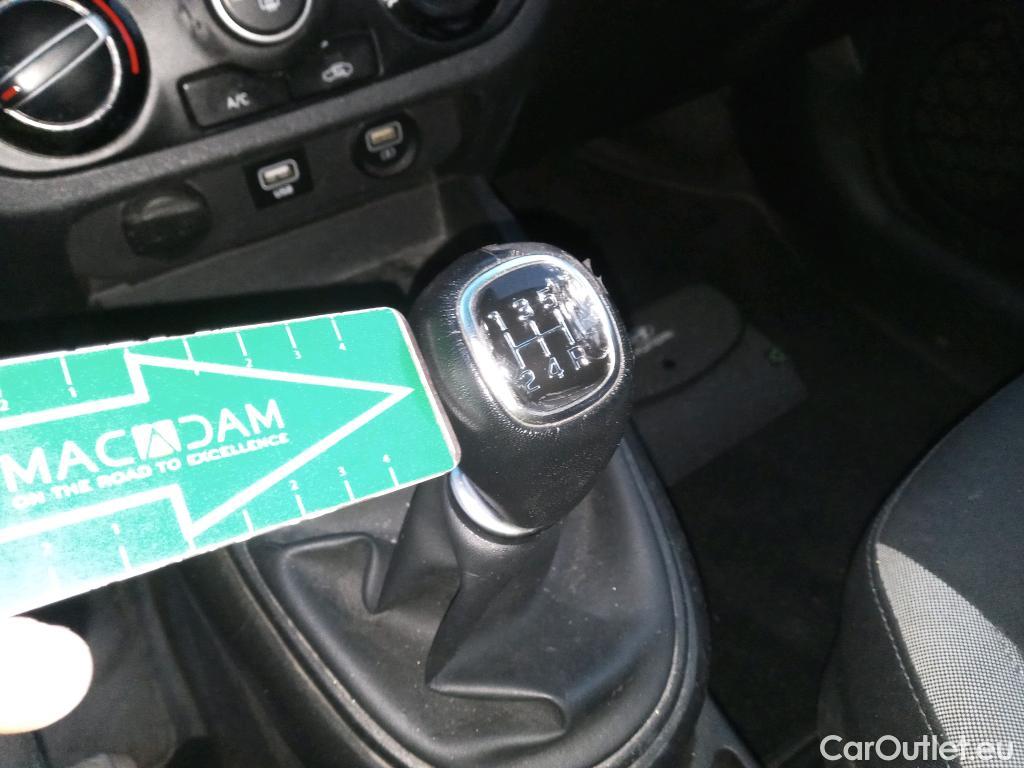  Hyundai  i10 HYUNDAI  / 2020 / 5P / berlina con portón 1.0 Klass #4