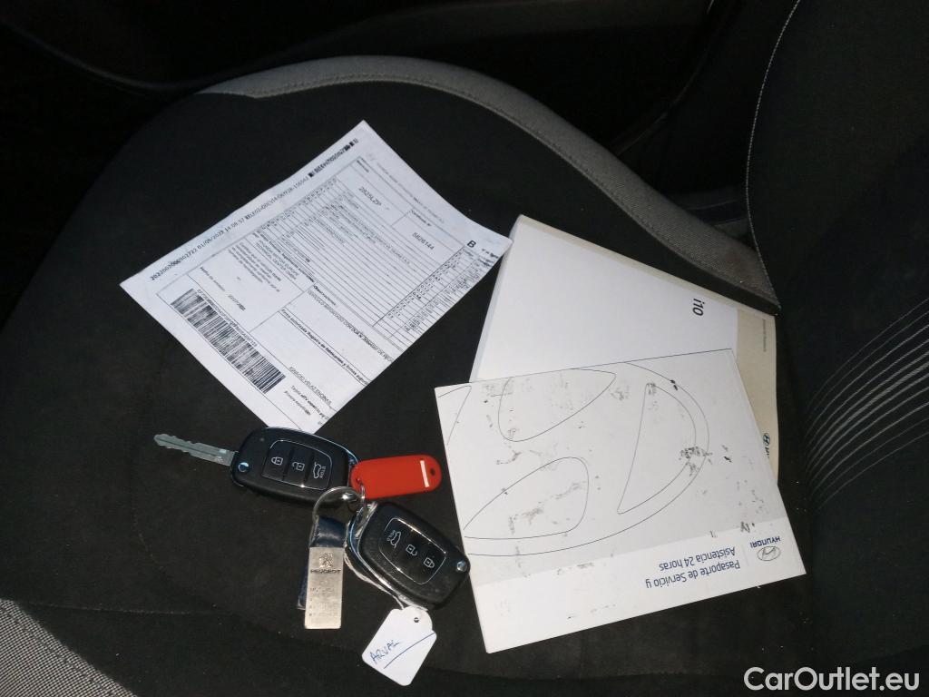  Hyundai  i10 HYUNDAI  / 2020 / 5P / berlina con portón 1.0 Klass #11