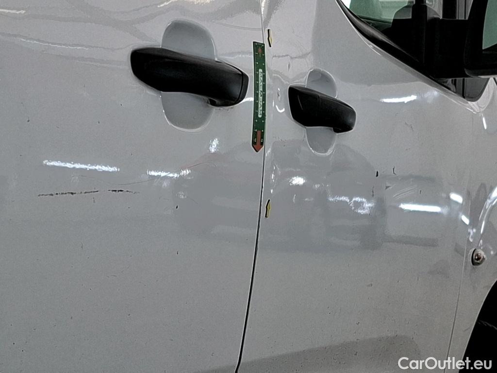  Opel  Combo OPEL  / 2018 / 4P / Fourgonnette 1.5 diesel 100chL1H1/stand CARGO PACK C #19