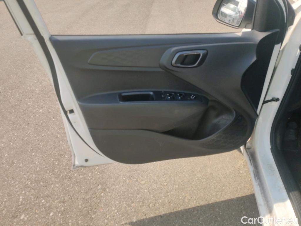  Hyundai  i10 HYUNDAI  / 2020 / 5P / berlina con portón 1.0 Klass #22
