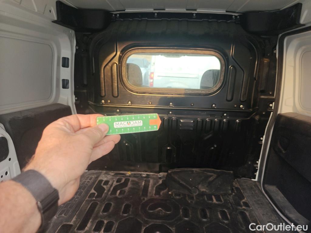  Fiat  Doblo FIAT Doblò Cargo/2015/4P/furgón derivado de turismo Cargo SX 1.3 Mjet 70 kW (95 CV) #48
