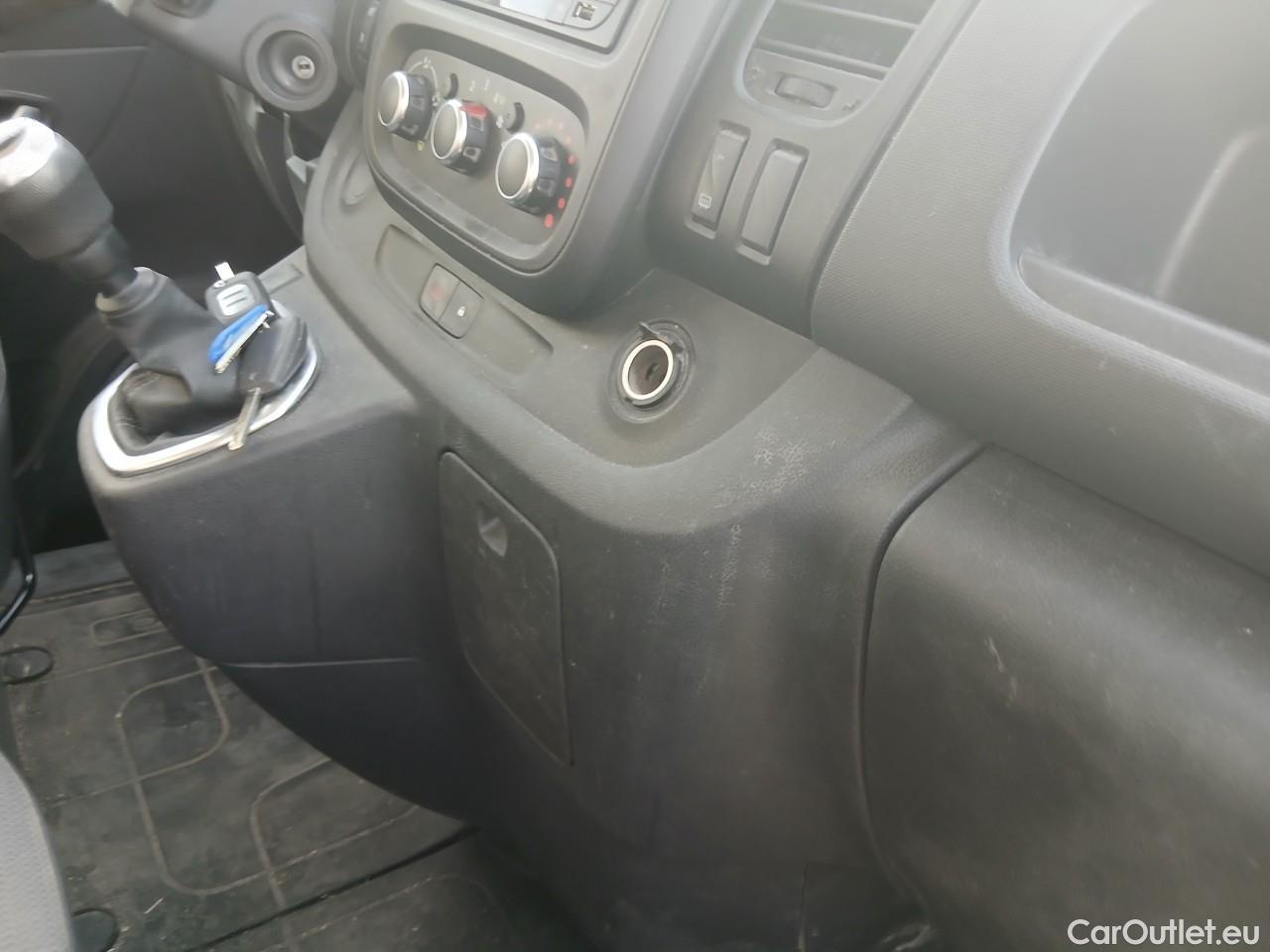  Renault  Trafic RENAULT  / 2019 / 4P / furgón Furgón 27 L1H1 Energy BluedCi 88 kW #2