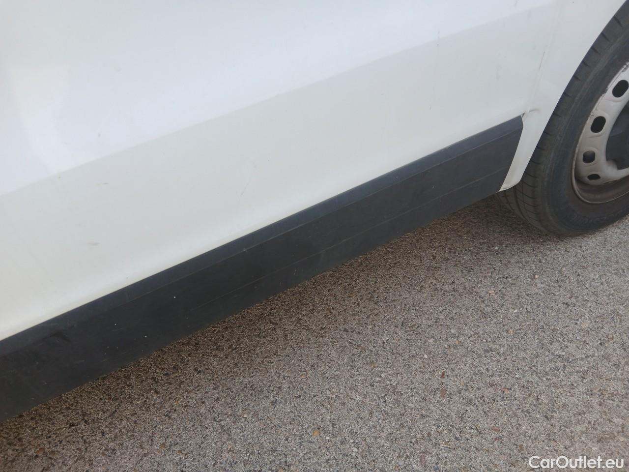  Renault  Trafic RENAULT  / 2019 / 4P / furgón Furgón 27 L1H1 Energy BluedCi 88 kW #20