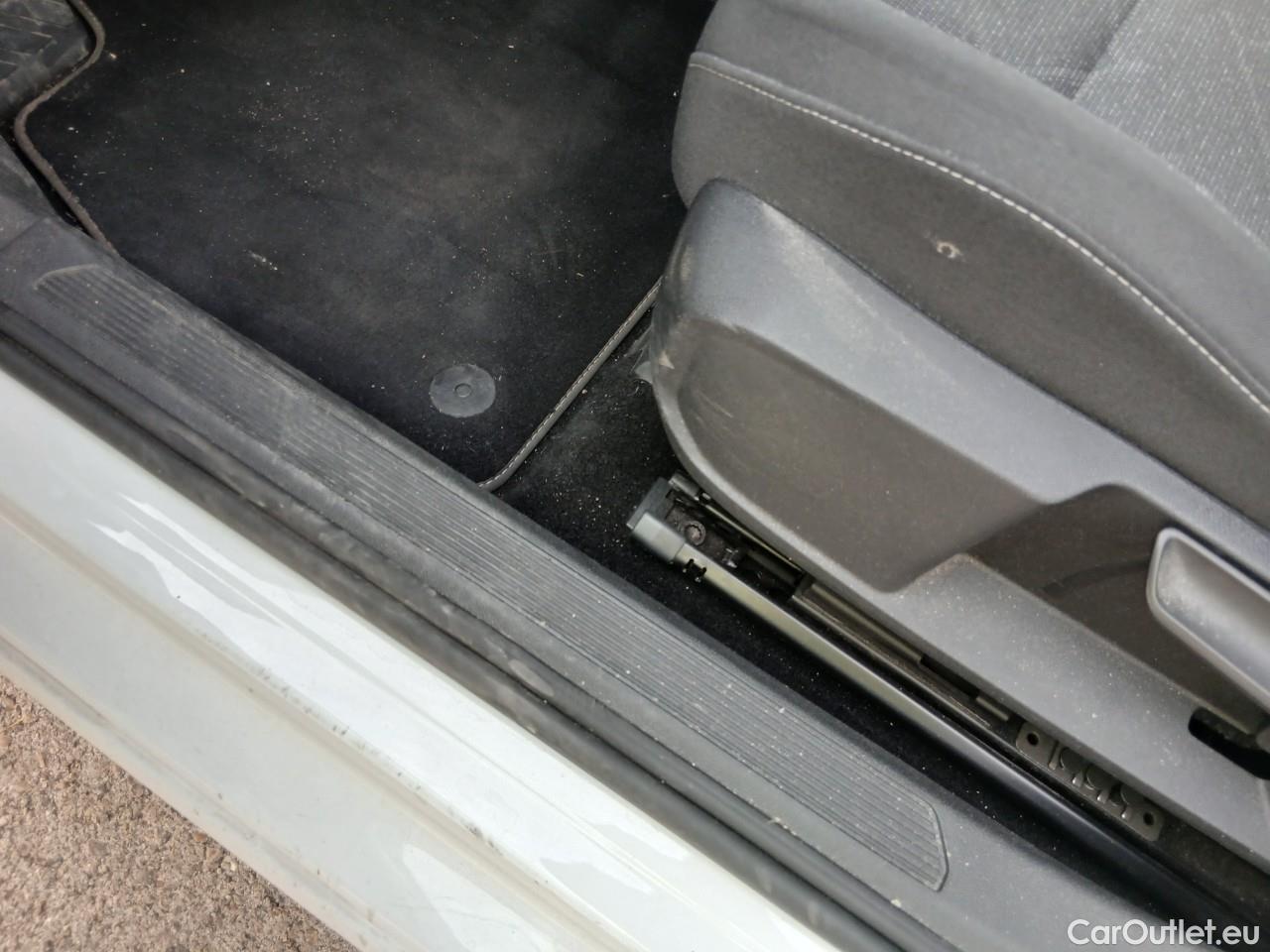  Volkswagen  Golf  VIII Berlina Life eTSI 1.0 TSI 110CV AT7 E6d #2