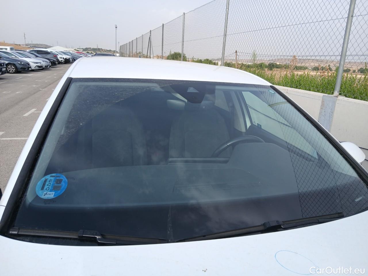  Volkswagen  Golf  VIII Berlina Life eTSI 1.0 TSI 110CV AT7 E6d #9