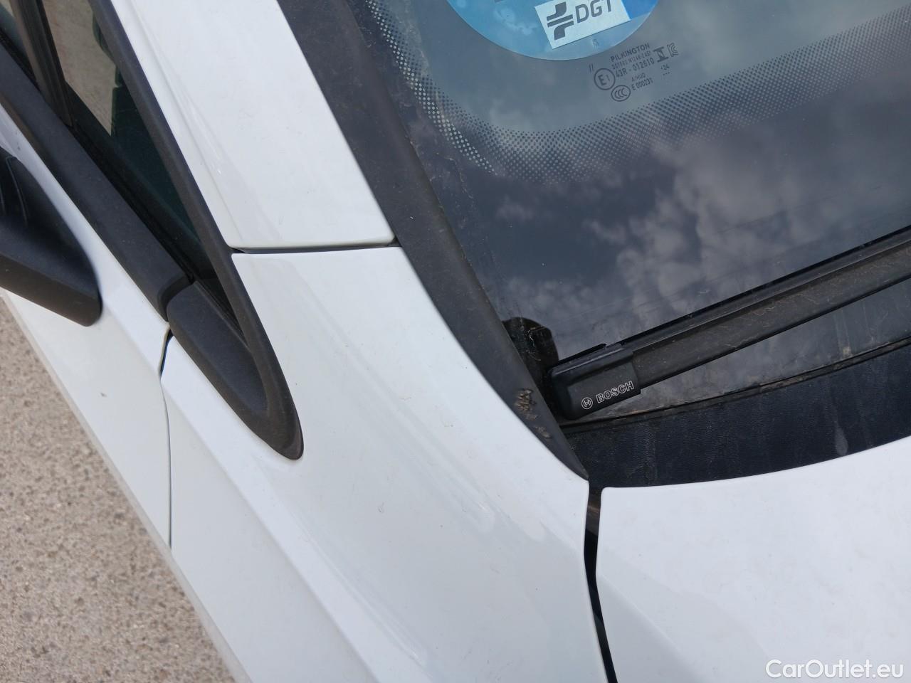  Volkswagen  Golf  VIII Berlina Life eTSI 1.0 TSI 110CV AT7 E6d #10