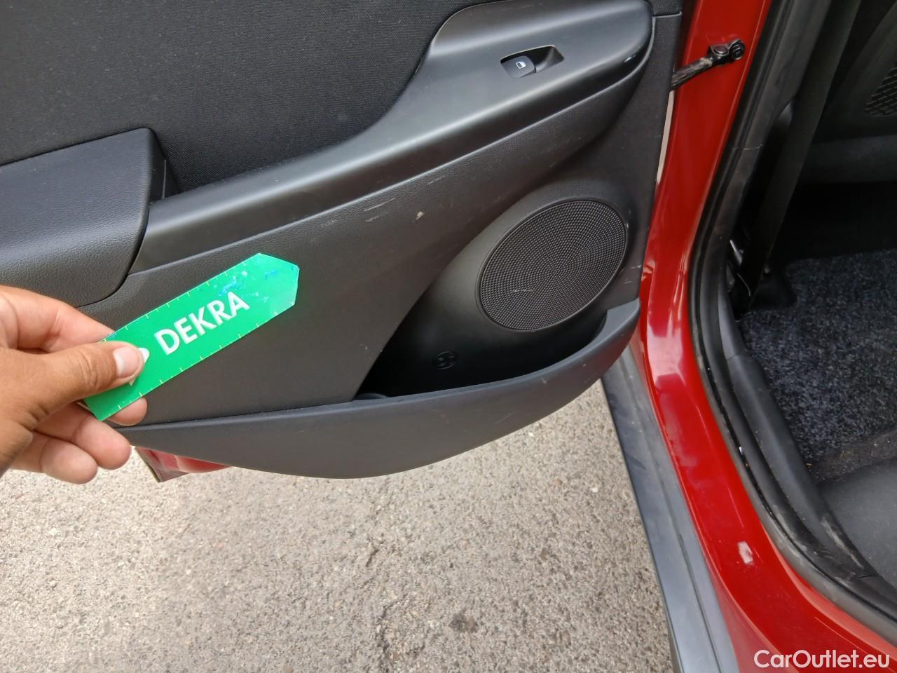  Land Rover  Discovery HYUNDAI Kona / 2020 / 5P / todoterreno 1.6 CRDI 100kW (136CV) 48V Tecno 4X2 #4