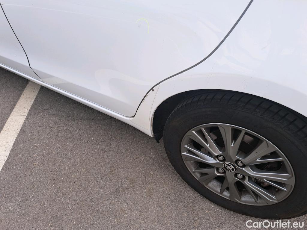  Toyota  Yaris TOYOTA  / 2017 / 5P / berlina con portón 1.5 Hybrid Active #13