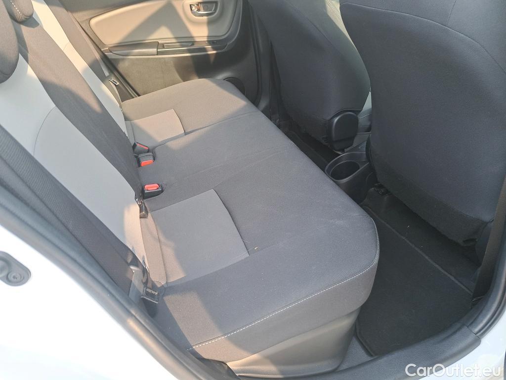  Toyota  Yaris TOYOTA  / 2017 / 5P / berlina con portón 1.5 Hybrid Active #26