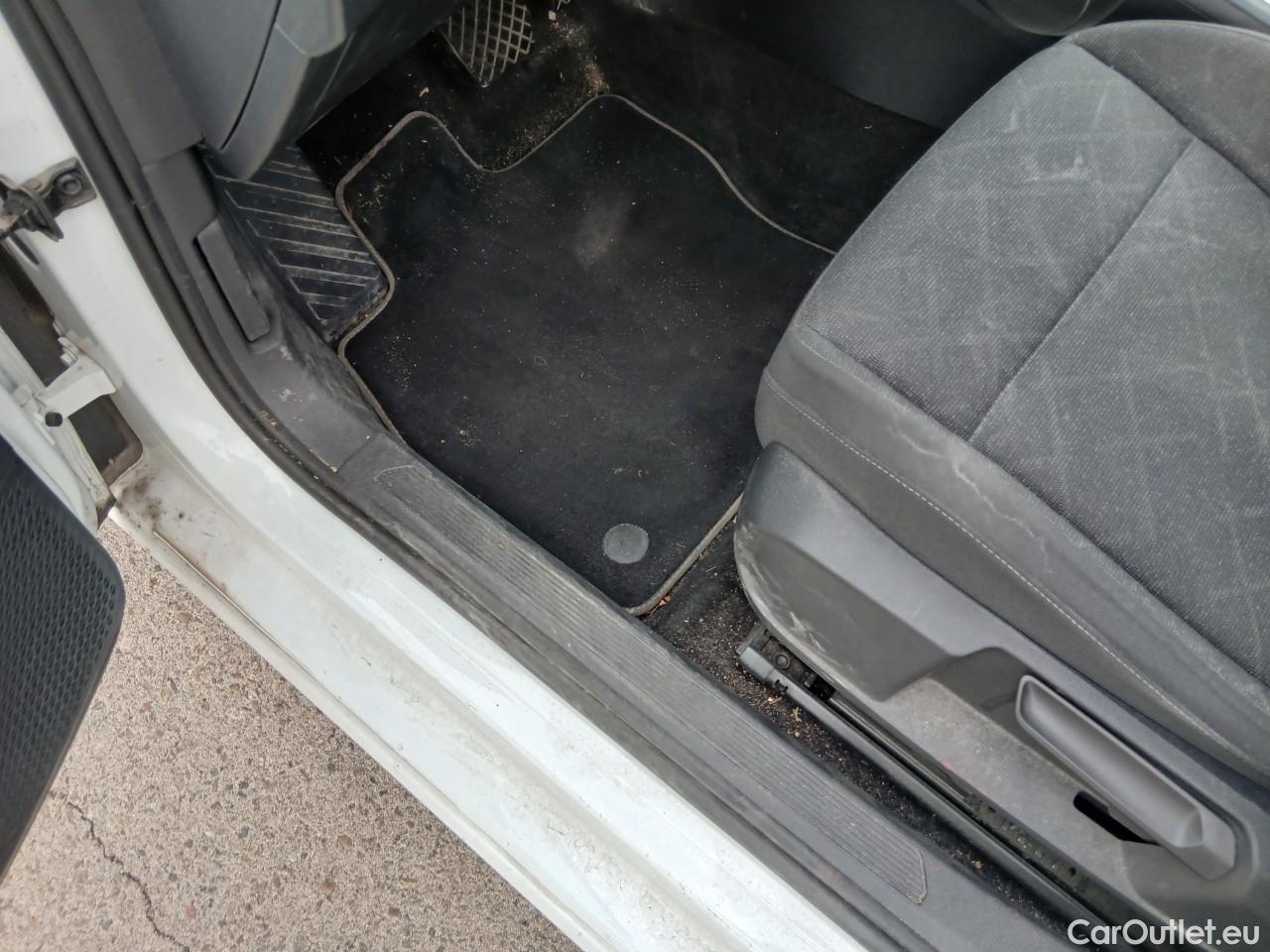  Volkswagen  Golf  VIII Berlina Life eTSI 1.0 TSI 110CV AT7 E6d #4
