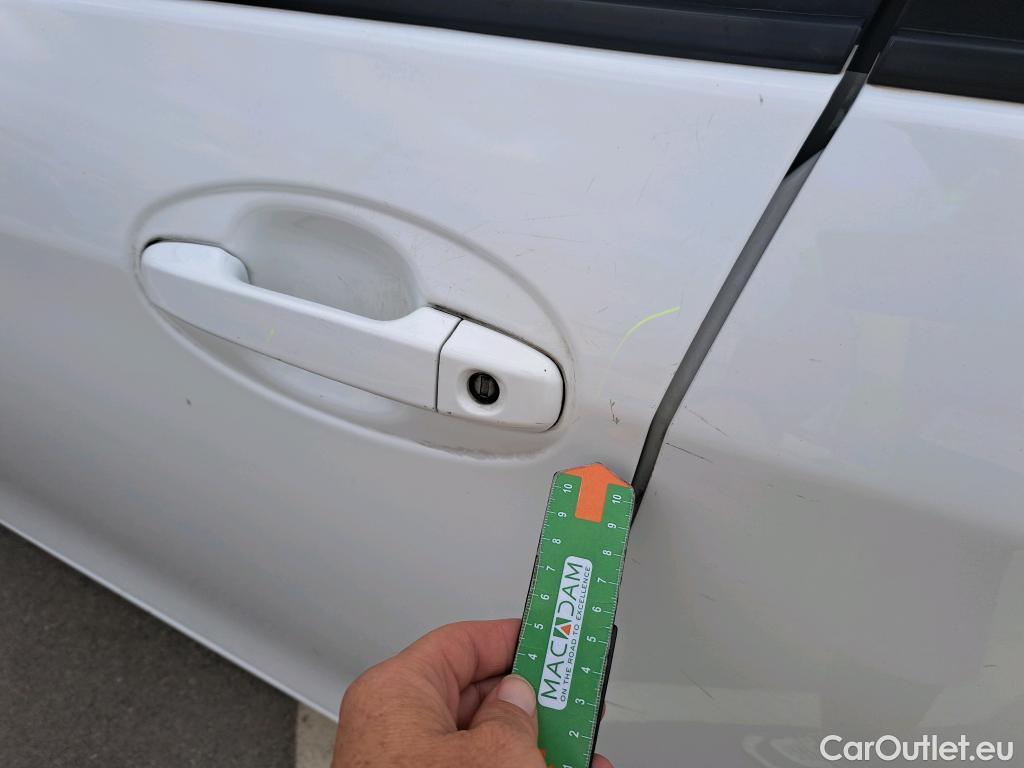  Toyota  Yaris TOYOTA  / 2017 / 5P / berlina con portón 1.5 Hybrid Active #18