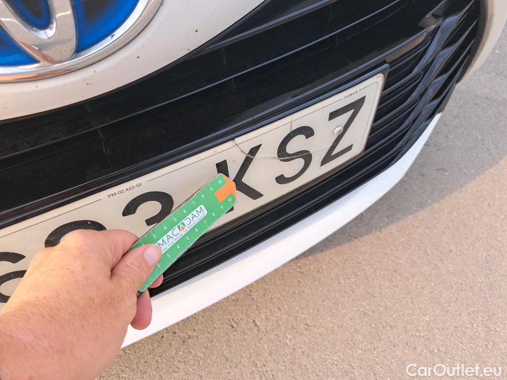  Toyota  Yaris TOYOTA  / 2017 / 5P / berlina con portón 1.5 Hybrid Active #24