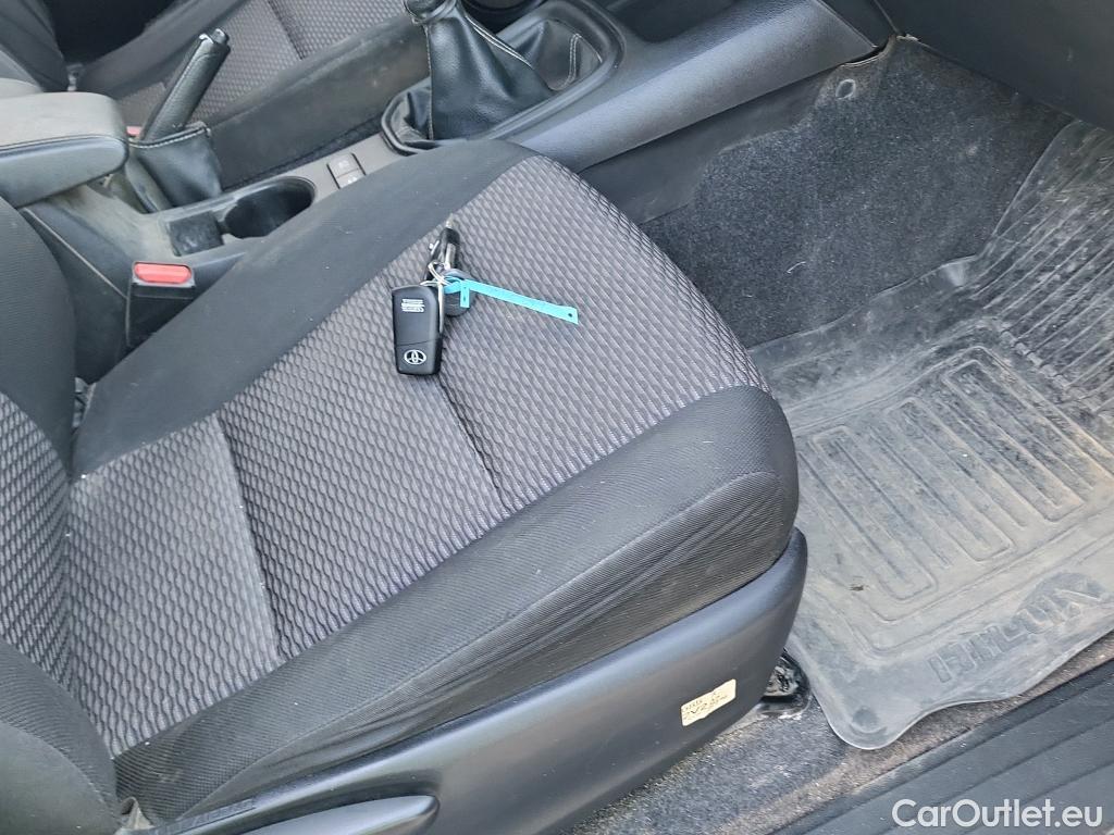  Toyota  Hilux TOYOTA  / 2020 / 4P / pickup 2.4 D-4D Cabina Doble GX #31