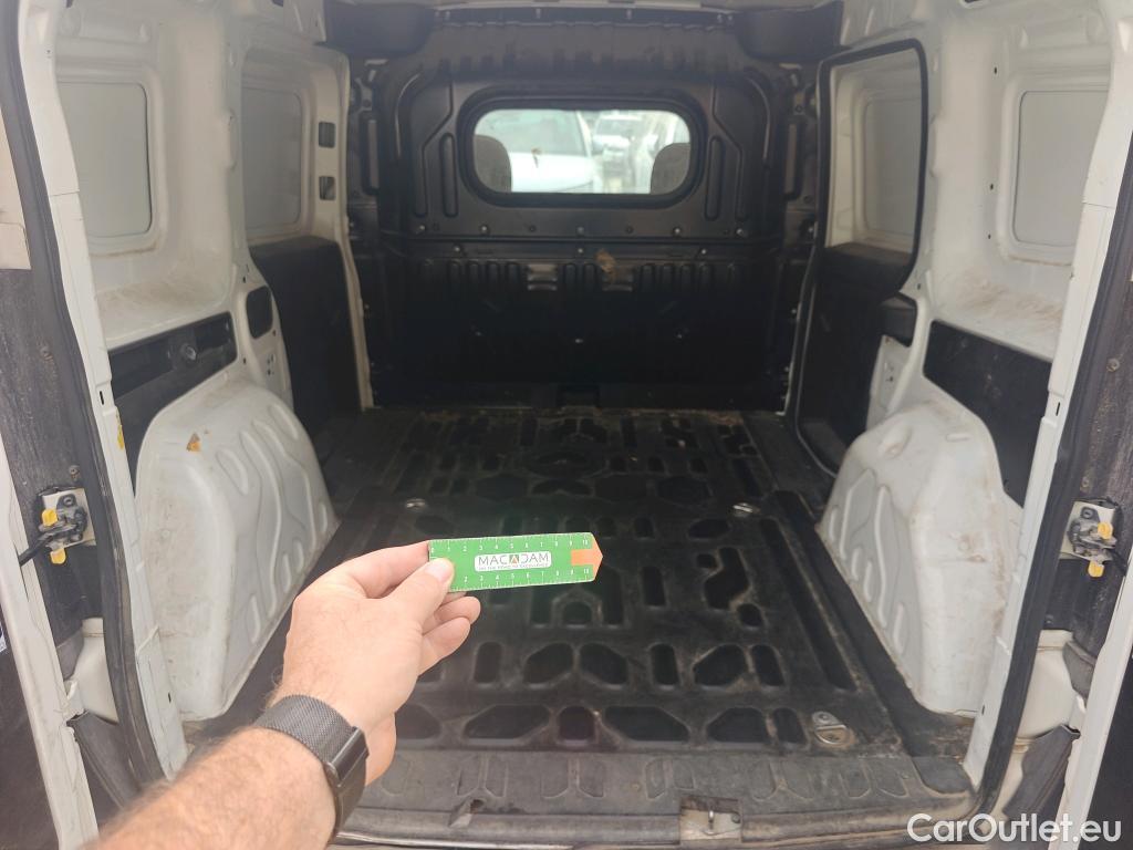  Fiat  Doblo FIAT Doblò Cargo/2015/4P/furgón derivado de turismo Cargo SX 1.3 Mjet 70 kW (95 CV) #52
