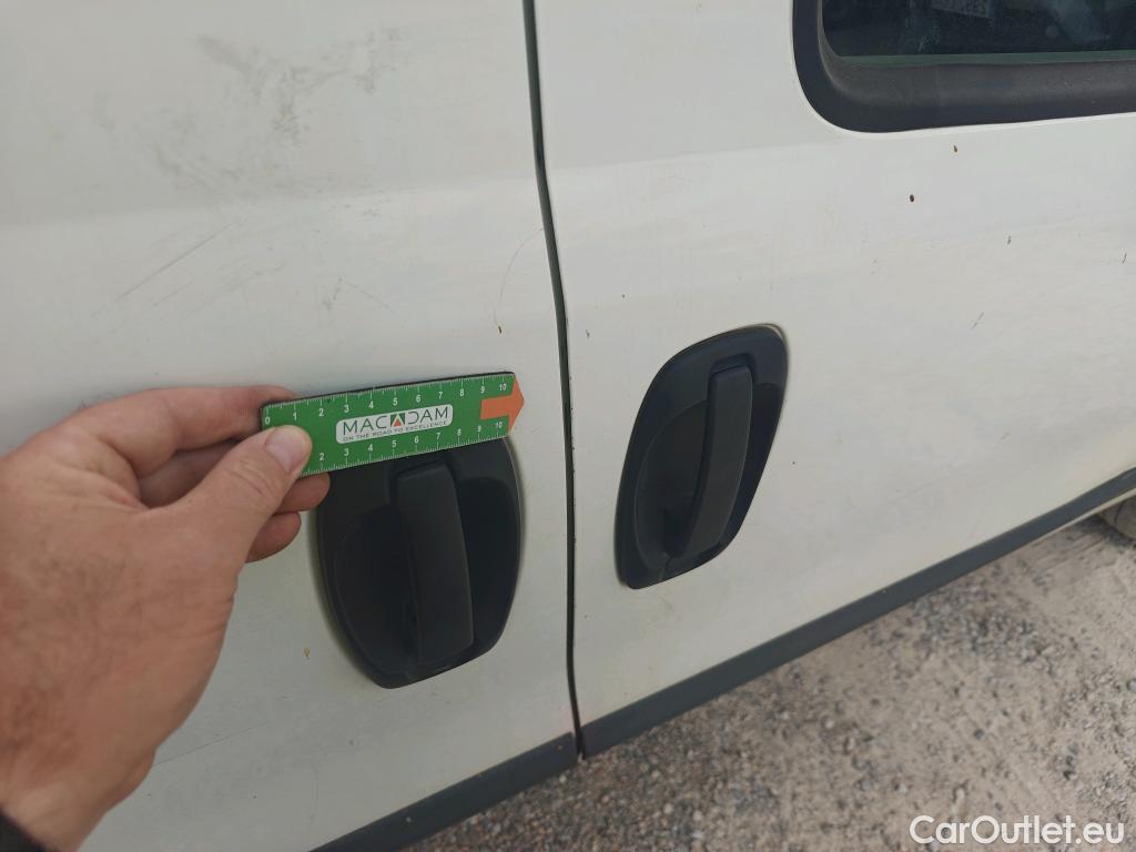  Fiat  Doblo FIAT Doblò Cargo/2015/4P/furgón derivado de turismo Cargo SX 1.3 Mjet 70 kW (95 CV) #24