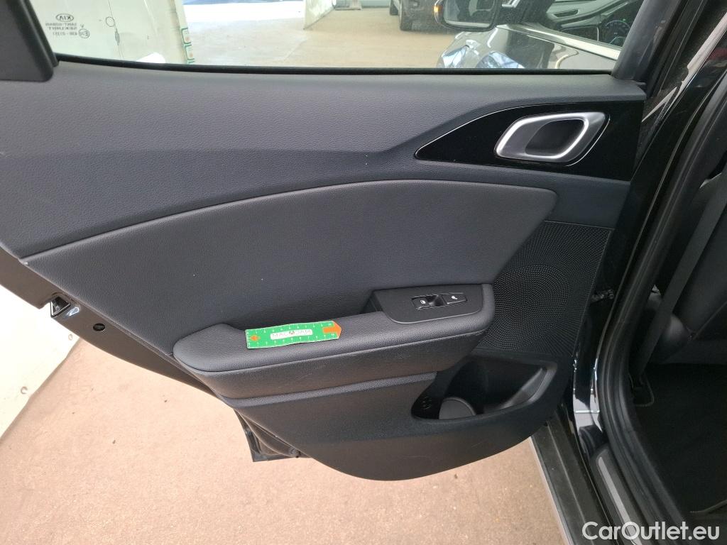  KIA  XCeed KIA  / 2019 / 5P / Crossover 1.6 GDI ISG ISG PHEV PREMIUM BUS DCT6 #3