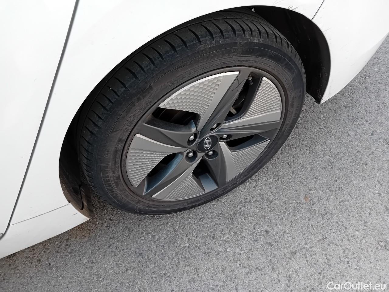  Hyundai   Ioniq HYUNDAI / 2019 / 5P / berlina con portón 1.6 GDI HEV Klass LE DCT #10