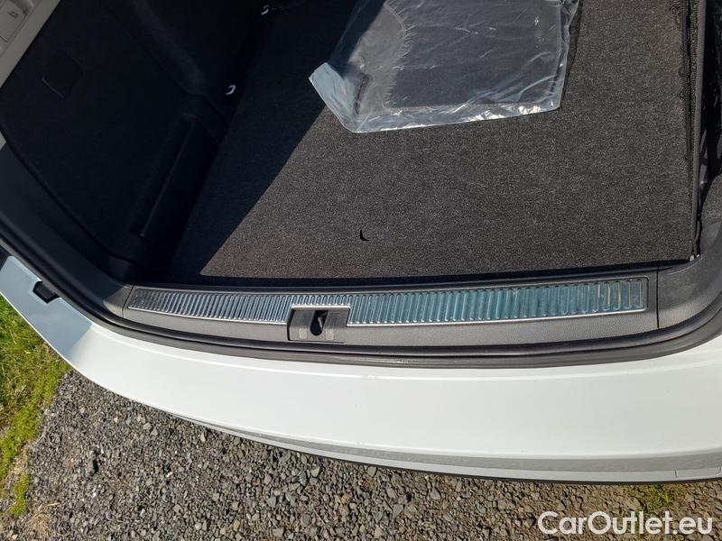  Skoda  Superb  Combi (3V5)(2015) Sup.C.FL2.0TDI 140 Style AT #10