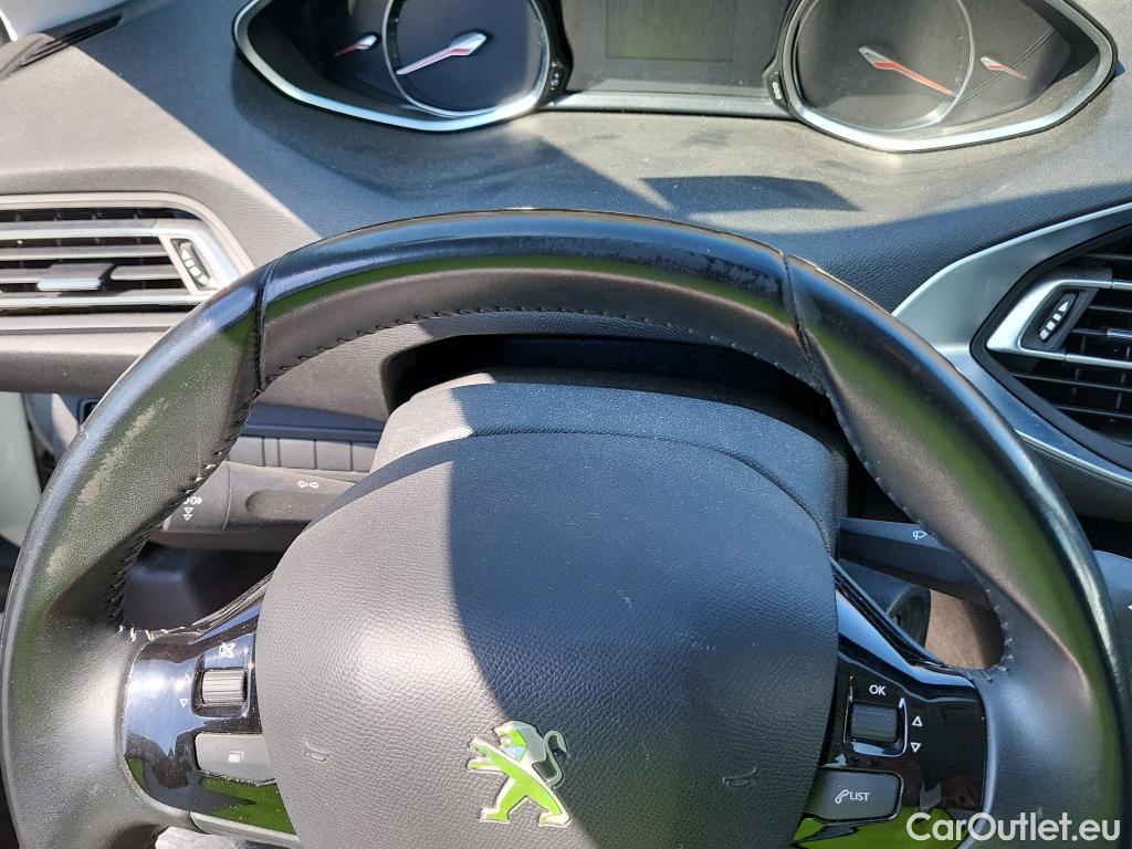  Peugeot  308 PEUGEOT  / 2017 / 5P / berlina con portón 5p Style BlueHDi 130 S&S #22