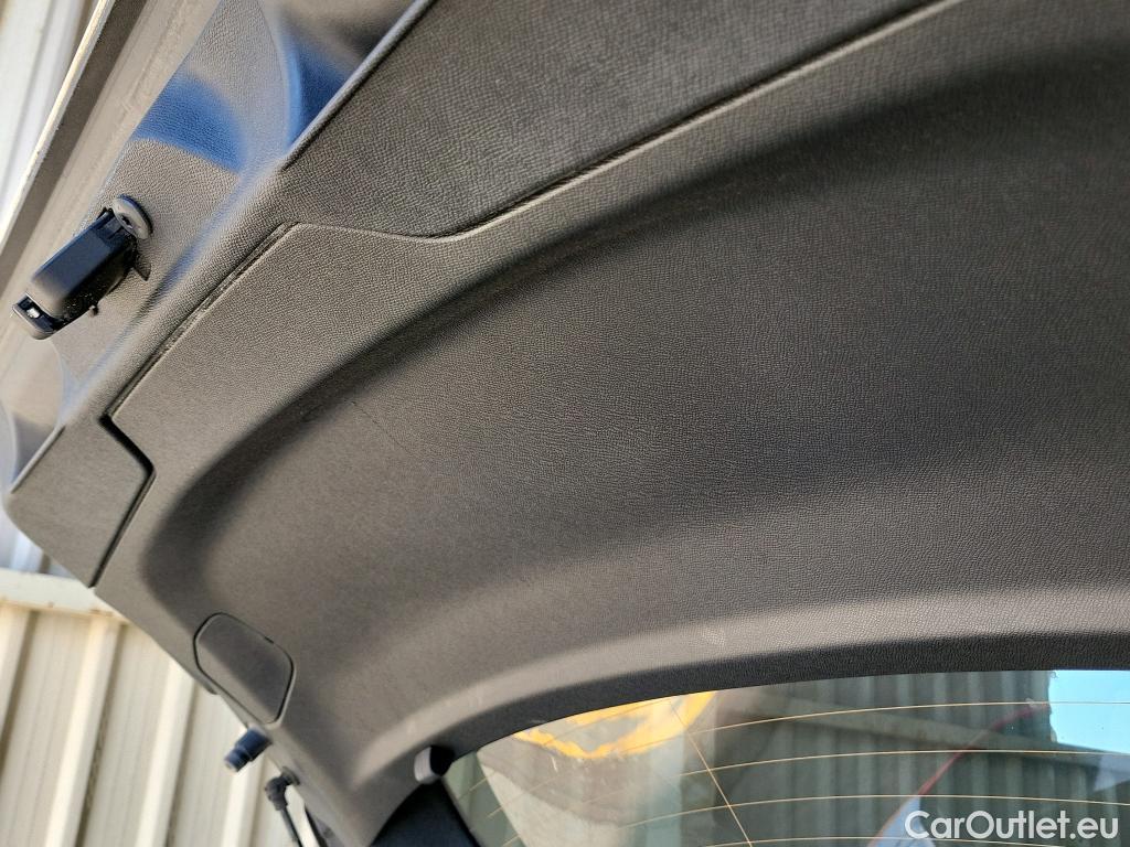  Peugeot  308 PEUGEOT  / 2017 / 5P / berlina con portón 5p Style BlueHDi 130 S&S #9