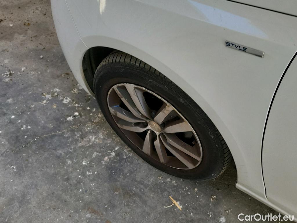  Peugeot  308 PEUGEOT  / 2017 / 5P / berlina con portón 5p Style BlueHDi 130 S&S #3