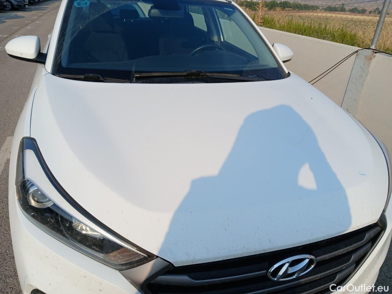  Hyundai  Tucson HYUNDAI  / 2015 / 5P / todoterreno 1.7 CRDi 85kW (115CV) BDrive Essence 4x2 #32