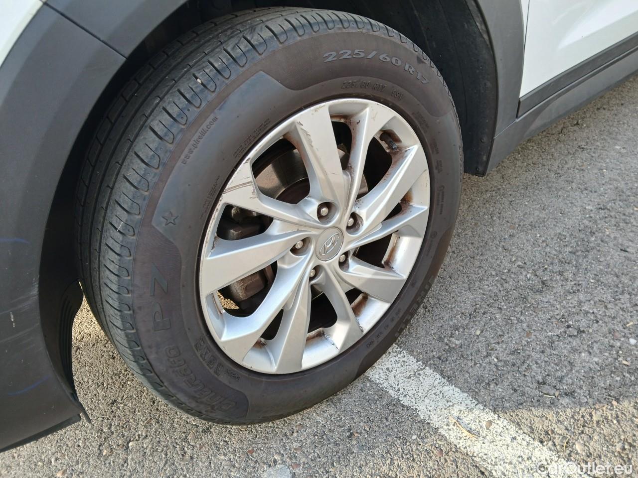  Hyundai  Tucson HYUNDAI  / 2018 / 5P / todoterreno 1.6 CRDI 85kW (116CV) 48V SLE 4X2(SP)(SL) #12