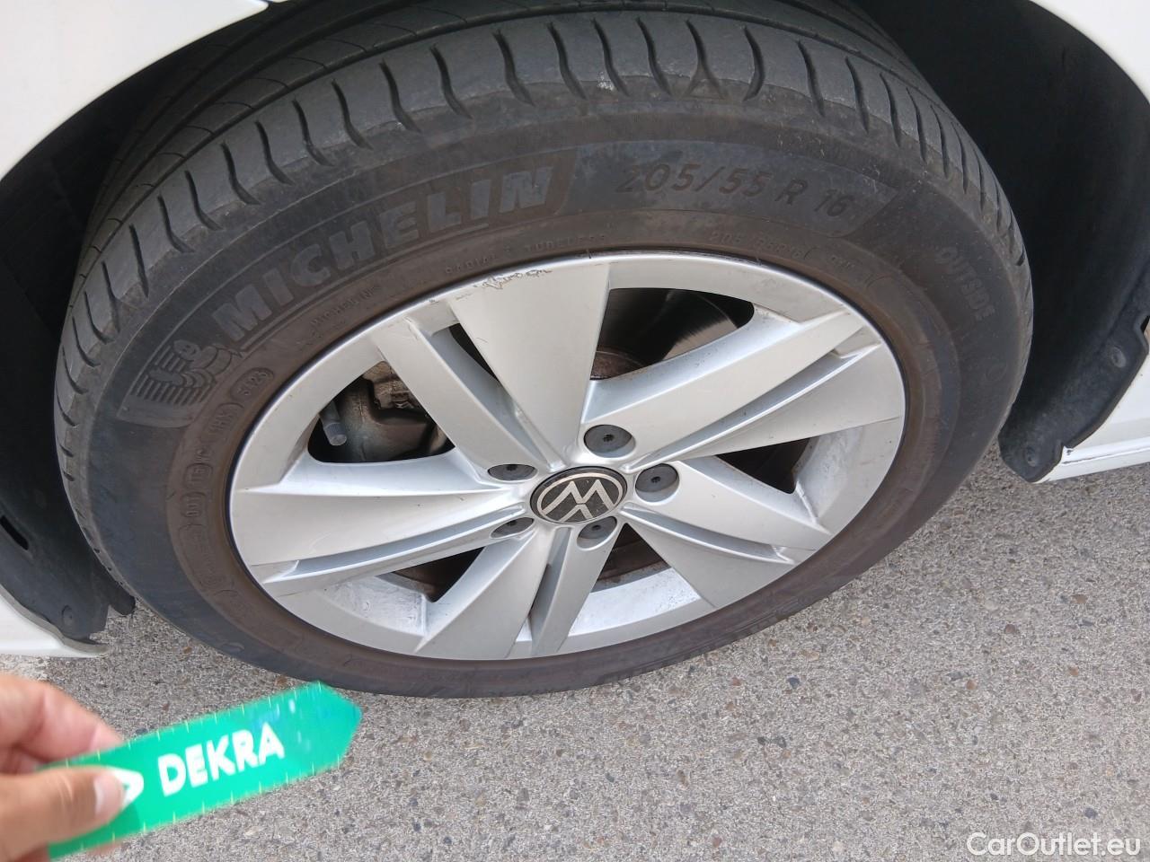  Volkswagen  Golf  VIII Berlina Life eTSI 1.0 TSI 110CV AT7 E6d #9