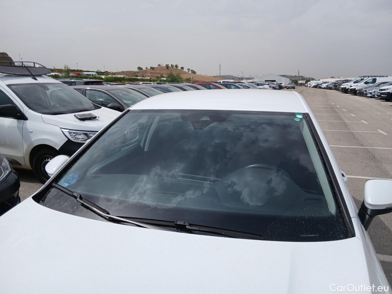  Volkswagen  Golf  VIII Berlina Life eTSI 1.0 TSI 110CV AT7 E6d #7