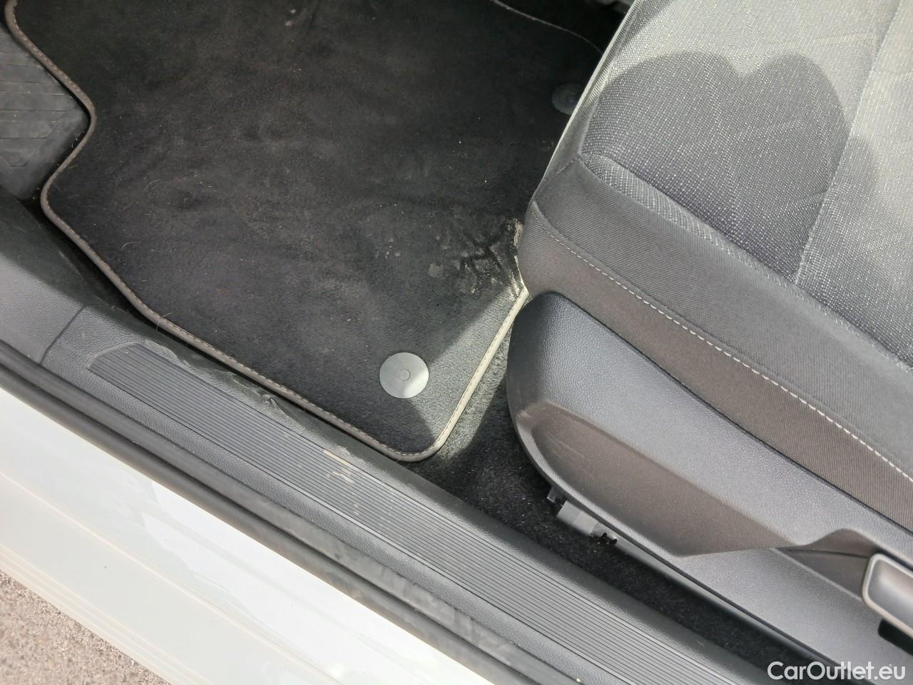  Volkswagen  Golf  VIII Berlina Life eTSI 1.0 TSI 110CV AT7 E6d #1