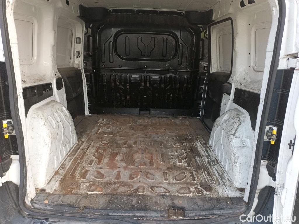  Fiat  Doblo FIAT Doblò Cargo/2015/3P/furgón derivado de turismo Cargo Base 1.3 Multijet 70kW (95CV) #26